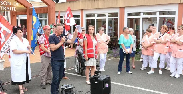 photo  lundi, une centaine de personnes ont participé à la mobilisation devant l’ehpad de marolles-les-braults. l’appel a été lancé par le syndicat fo, inquiet de la dégradation des conditions de prise en charge des résidents.  &copy;  ouest-france 