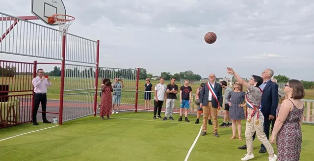 photo  les élus se sont joyeusement prêtés au lancer franc.  &copy;  ouest-france 