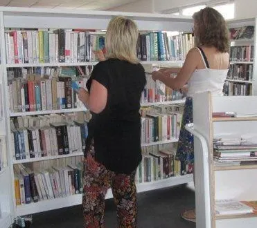 photo  mise en rayons des nouveautés acquises et du fonds renouvelé, par les bénévoles et mathilde fourez guyomarc’h, la coordinatrice.  &copy;  ouest-france 