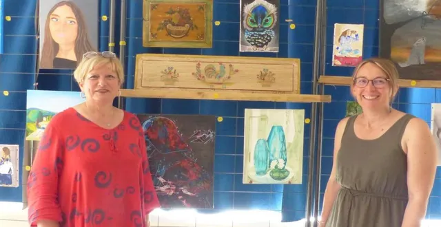 photo  isabelle jacob (à droite), présidente du baz’arts oizéen, lors de l’installation de l’exposition annuelle, ici aux côtés de sylvie chartier, nouvelle adhérente, près de quelques œuvres réalisées par les six adultes que compte l’atelier.  &copy;  ouest-france 