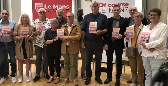 photo  le maire du mans stéphane le foll présente un document présentant son bilan à mi-mandat, qui sera distribué dans les boîtes aux lettres des mancelles et manceaux.  &copy;  le maine libre 