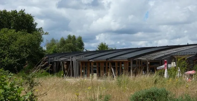 photo  le bâtiment d’accueil de la roche d’oëtre, espace naturel du département, où se tiendra le marché local et festif du 15 août.  &copy;  ro 