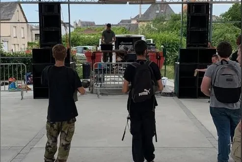 photo  en 2022, le groupe avait déjà ambiancé la halle du clos menou, à argentan (orne), pour la fête de la musique.  &copy;  zodiak system 