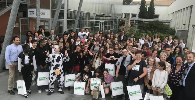 photo  le collège véron-de-forbonnais de saint-cosme-en-vairais remporte le trophée du défi éco-marmiton avec son projet « de la terre à l’assiette ».  &copy;  conseil départemental de la sarthe 