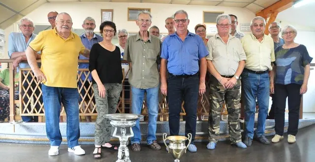 photo  au centre, les vainqueurs de ce challenge qui revient à nouveau à la saint-vincent de bazouges – cré.  &copy;  le maine libre 