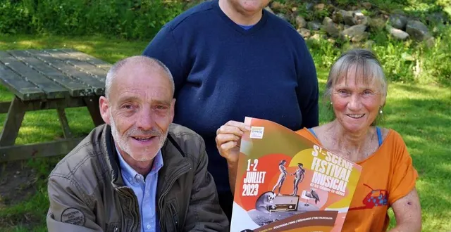 photo  le nouveau président de st-scène, marc janin, avec françoise fernette, secrétaire et frédérique friot, vice-trésorière, debout avec la belle affiche du festival du 1er et 2 juillet 2023.  &copy;  ouest-france 