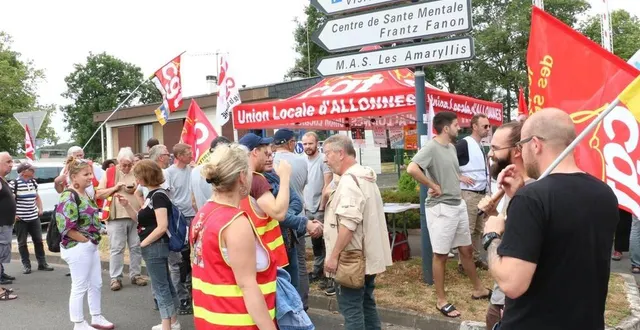 photo  mardi 20 juin 2023, devant l’établissement public de santé mentale de la sarthe, à allonnes. à midi, une centaine de personnes étaient rassemblées pour dénoncer les risques liés à la fermeture de 42 lits en psychiatrie.  &copy;  ouest-france 