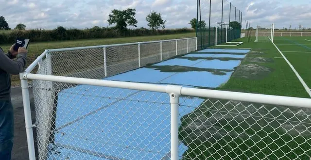 photo  des bandes de pelouse synthétique ont été enlevées et dérobées à l’arrière d’un but.  &copy;  dr 