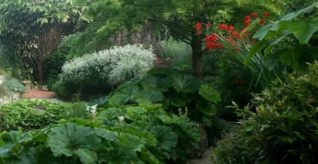photo  mélanie giffard, max fossati et nicolas chaigneau exécuteront pendant une heure, sur chaque site, le spectacle dansé « the weird sister’s project », d’alban richard,du centre chorégraphique national de caen en normandie.  &copy;  jardin intérieur ciel ouvert 