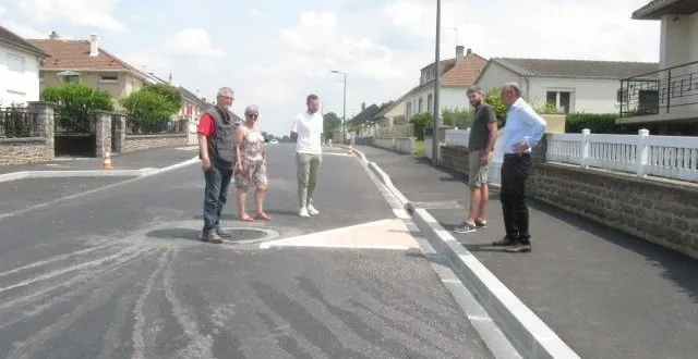 photo  vue de l’allée des promenades. « les triangles jaunes matérialisent les chicanes posées en début et fin de la route, pour faire ralentir les conducteurs dans les deux sens. restent les plots à poser, ainsi que les panneaux de nom de rue. » de gauche à droite : dominique le treut, éliane deniaux, alexis longuet, clément élie et alain lange.  &copy;  ouest-france 