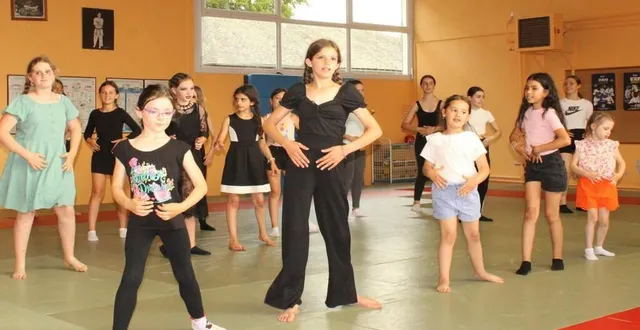 photo  les élèves de marina khalidi ont réalisé quelques danses devant les familles.  &copy;  ouest-france 