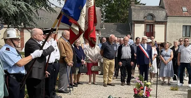 photo  la cérémonie au monument aux morts, samedi.  &copy;  ouest-france 