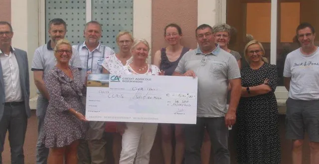photo  nathalie simon, présidente de la ccais, reçoit un chèque de 500 € de la part de la caisse locale de crédit agricole.  &copy;  ouest-france 