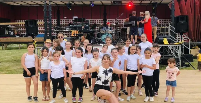 photo  entre pluie et apparition du soleil, les enfants se sont défoulés avec la zumba.  &copy;  ouest-france 