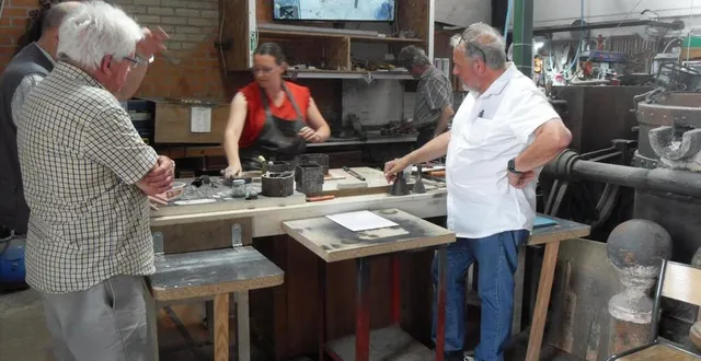 photo  charlotte s’entraîne à la réalisation de médaillons en étain.  &copy;  le maine libre 