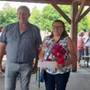 photo le maire luc bourmault avec sylvie rossignol qui a consacré 43 ans de sa vie aux écoliers de la commune.