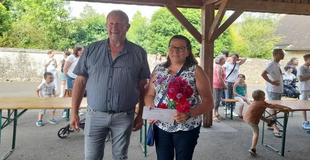 photo  le maire luc bourmault avec sylvie rossignol qui a consacré 43 ans de sa vie aux écoliers de la commune.  &copy;  le maine libre 