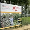 photo  terres d’argentan (marque territoriale de l’intercommunalité d’argentan) s’affiche sur les grilles de la médiathèque intercommunale. 