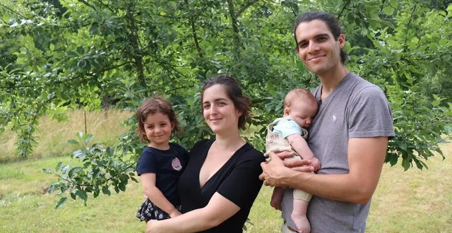 photo  alicia et julien lecourt viou, déjà parents de louisa, ont donné naissance à charlie, le 13 avril 2023, chez eux, à la fontaine-saint-martin (sarthe).  &copy;  ouest-france 