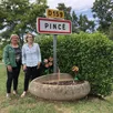photo  sylvie chartier et nicole foucault ont implanté les premières « fleurs » dans les jardinières de pincé en début de semaine. 