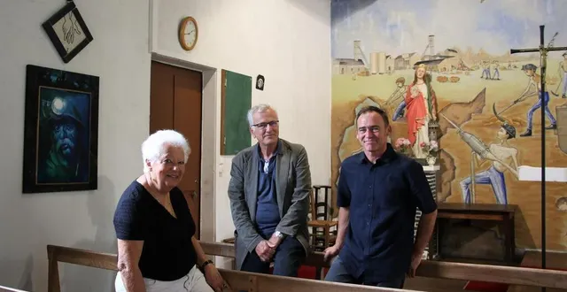 photo  maÿlis thuret, vincent roussier et florent maussion, devant un des portraits de son chemin de croix dans la chapelle sainte-barbe à nyoiseau.  &copy;  co – marie-hélène moron 