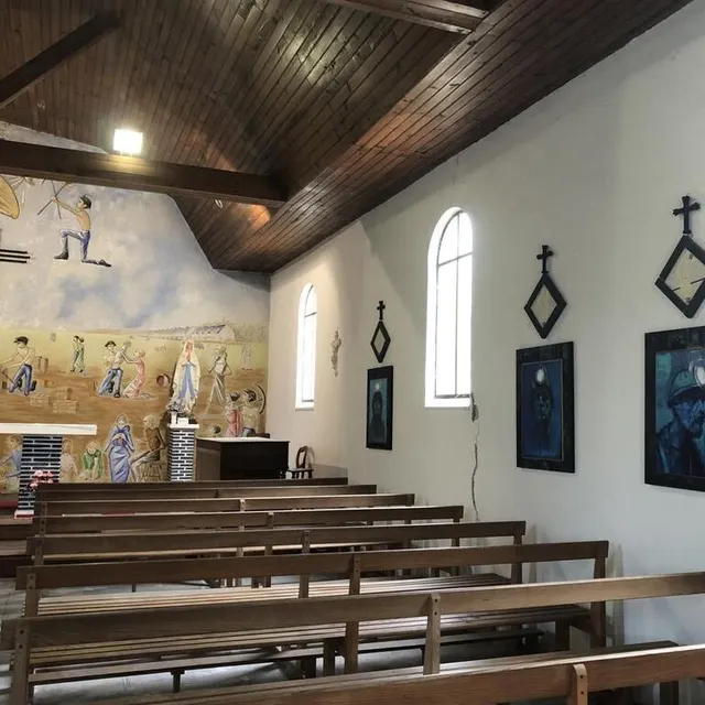 photo en chemin de croix, les portraits de mineurs de florent maussion ont trouvé leur place dans la chapelle sainte-barbe de bois ii, à nyoiseau.  ©  co – marie-hélène moron