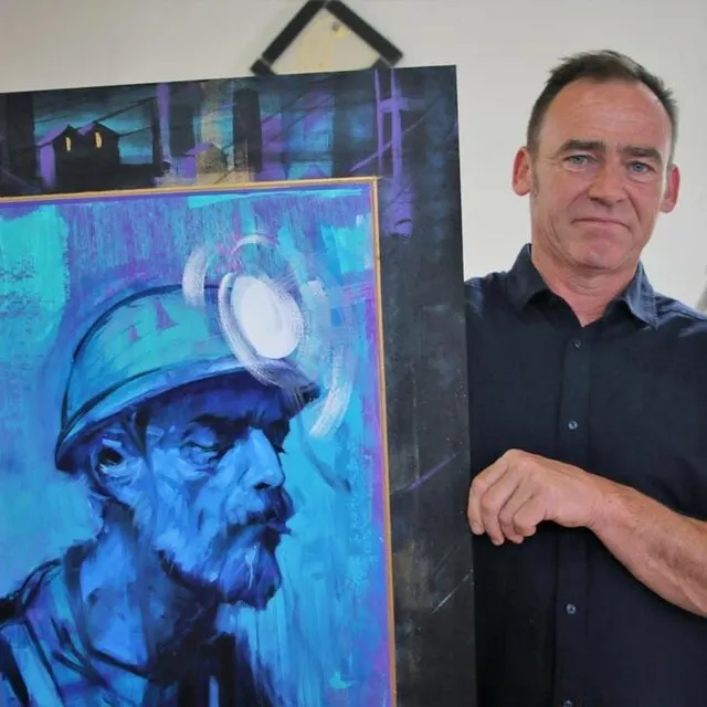 photo les encadrements du chemin de croix de florent maussion sont peints avec de la poudre de fer : de l’encre de mine, un symbole fort pour ses portraits de mineurs.  ©  co – marie-hélène moron