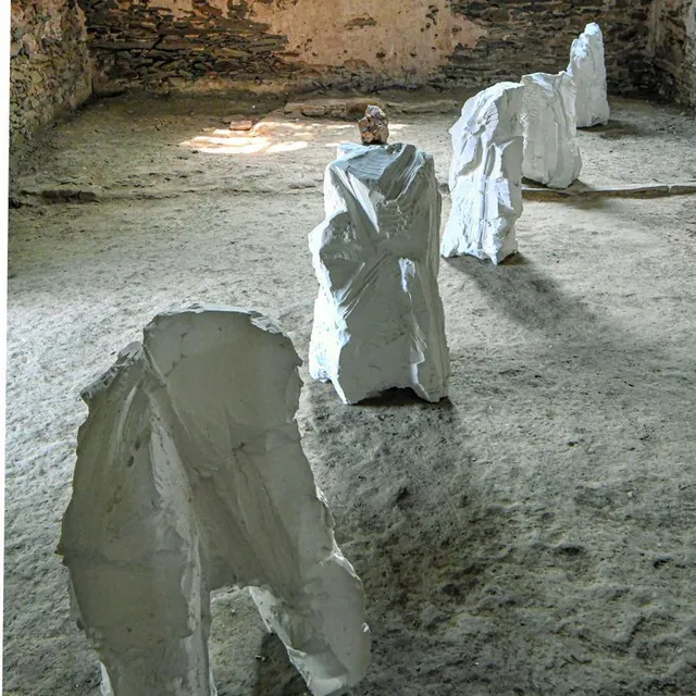 photo pierres de christian couaillier à la chapelle de la cour des aulnays.  ©  sd