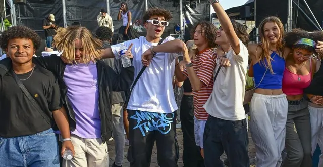 photo  un groupe d’amis se déhanche, place des jacobins, en écoutant la musique de susanoô.  &copy;  photo le maine libre – yvon loue 