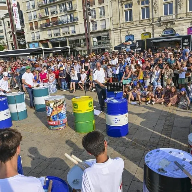 photo le groupe de percussions de l’école de batterie michel hamayon a attiré une foule très réceptive à ce genre de musique.  ©  photo le maine libre – yvon loue