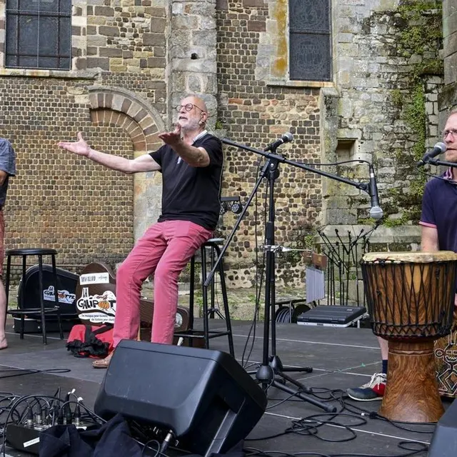 photo place saint-michel, les petits et les parents étaient captivés par le spectacle du groupe la galipotte.  ©  photo le maine libre – yvon loué