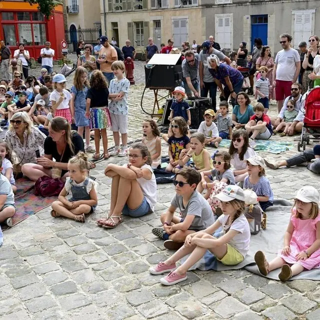 photo les jeunes spectateurs découvrent la galipotte.  ©  photo le maine libre – yvon loue