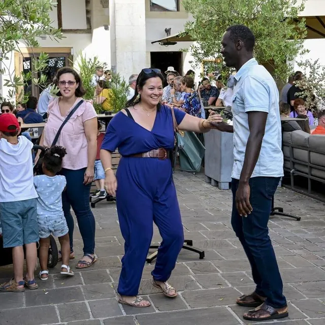 photo on s’essaye à quelques pas de danse.  ©  photo le maine libre – yvon loue