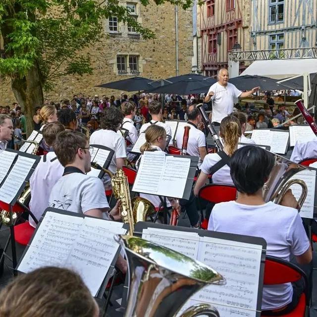 photo toujours beaucoup de monde près du conservatoiredans le vieux mans pour écouter la musique classique.  ©  photo le maine libre – yvon loue