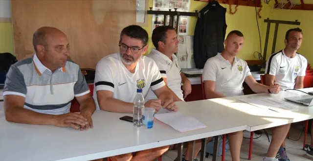 photo  les intervenants lors de l’assemblée générale de l’union sportive villaines et malicorne.  &copy;  le maine libre 