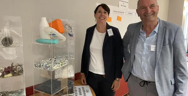 photo  anne-hélène grenapin et pierre paterne à solesmes, devant la vitrine expliquant les étapes de la transformation des plastiques, lorsqu’ils sont recyclables.  &copy;  le maine libre 