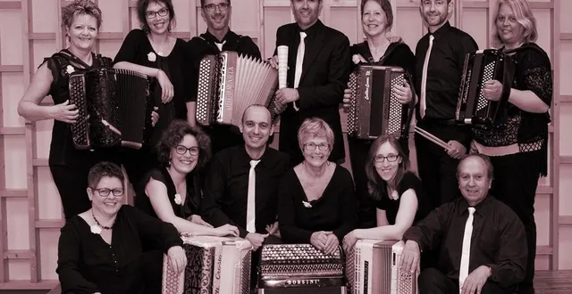 photo  l'ensemble d'accordéons de falaise, dirigé par jérôme ortet (debout au centre).  &copy;  archive ouest-france 