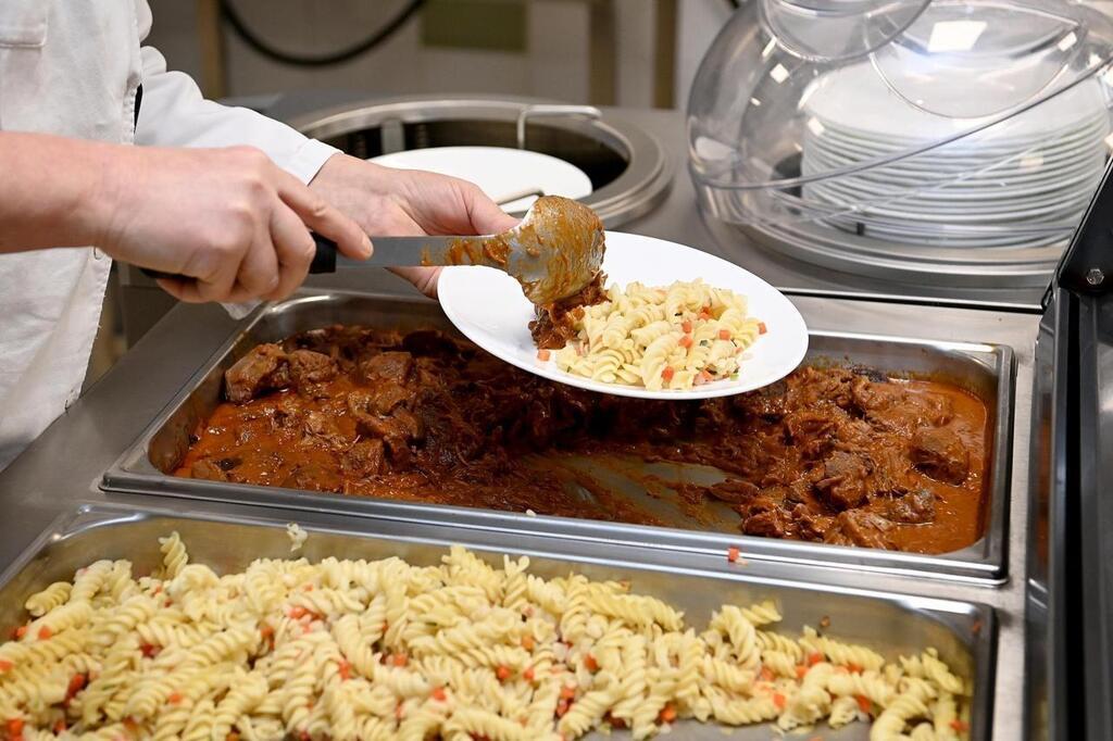 Cantine au collège : maintien du repas à 2€