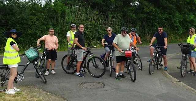 photo  samedi dernier, partis à 9 h 30 de la mairie, neuf élus ont effectué une visite commentée de saint-pavace à vélo. « ils ne connaissent pas tous la commune. nous nous arrêtons régulièrement pour évoquer les problématiques », explique le maire, jean claude moser. ils sont passés rue de la rivière, rue de normandie, za de l’épine, chemin de la houssaye, route de coulaines et de bougeance.  &copy;  ouest-france 