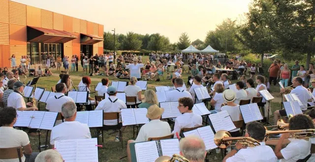photo  l’orchestre d’harmonie du belinois a rempli l’espace vert de pupitres chargé de partitions.  &copy;  ouest-france 