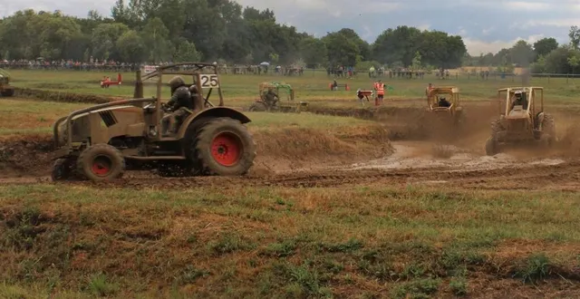 photo  le claas axos n° 25 de ludovic legendre et cédric duluard, ici dans le virage qui a été l’objet de spectaculaires renversements, termine premier.  &copy;  ouest-france 