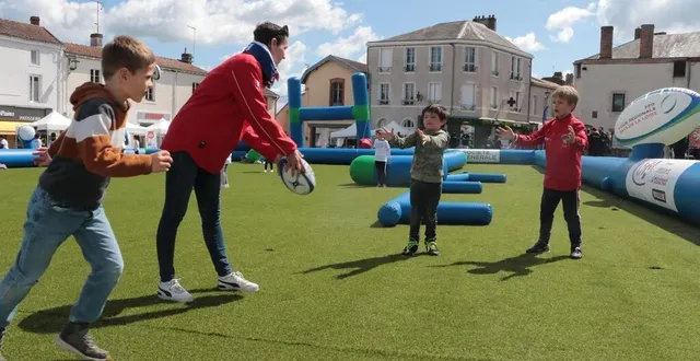 photo  le bus rugby tour, qui fait la promotion de la coupe du monde de rugby dans les pays de la loire, fait escale à la flèche (sarthe), ce samedi 24 juin 2023.  &copy;  archives ouest-france 