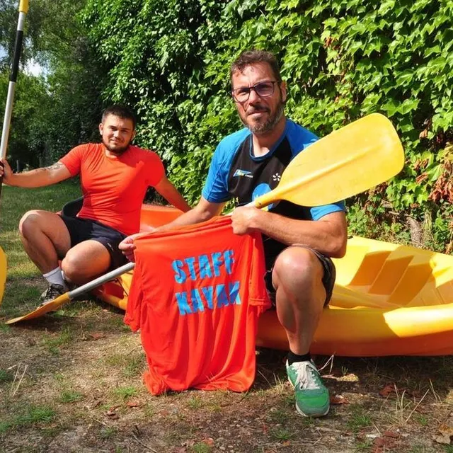 photo emmanuel perret, président de l’usf canoë-kayak, et tom teixeira, saisonnier qui sera rejoint par armand dangremont au 1er juillet.  ©  le maine libre