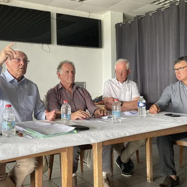 photo jacques frappat (président), bernard bouvret (vice-président), tim richardson (responsable de la piste de galop) et bertrand lefevre (vice-président).  ©  ouest-france