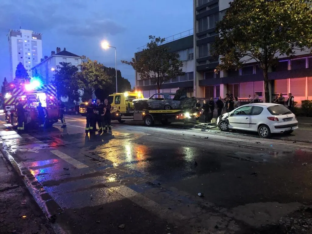 VIDÉO. Le conducteur percute de plein fouet une Ford Mustang quatre voitures prennent feu