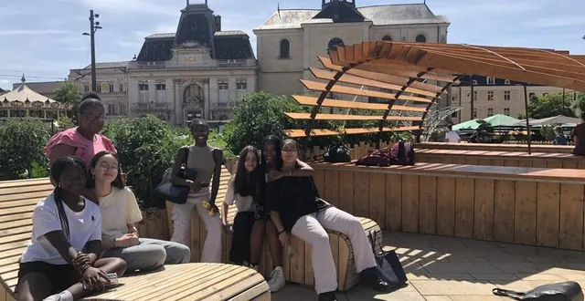 photo  valentine, joséphine et leurs amies apprécient déjà les transats en bois du jardin éphémère, ouvert ce vendredi 23 juin 2023.  &copy;  ouest-france 
