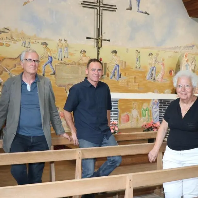 photo florent maussion, entouré de vincent roussier, président d’arts et chapelles anjou, et maylis thuret, vice-présidente, devant la fresque réalise par pampa dans les années 1960.  ©  ouest-france