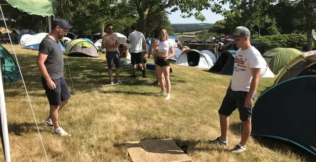 photo  dudu, hugo, charlotte et toto sont arrivés dès l’ouverture du camping des bichoiseries, ce vendredi 23 juin 2023 et ont sorti directement le jeu de palets.  &copy;  ouest-france 