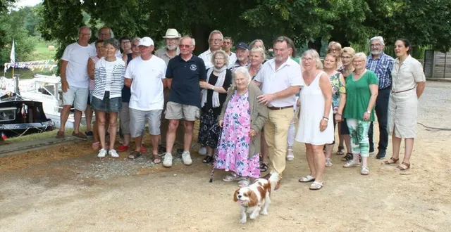 photo  le maire et ses adjoints posent avec les plaisanciers, qui allaient rejoindre la mayenne.  &copy;  le maine libre 