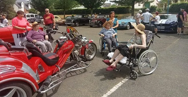 photo  les résidents de l’ehpad ont pu admirer une cinquantaine de véhicules sur le parking de l’établissement.  &copy;  casques d’or 